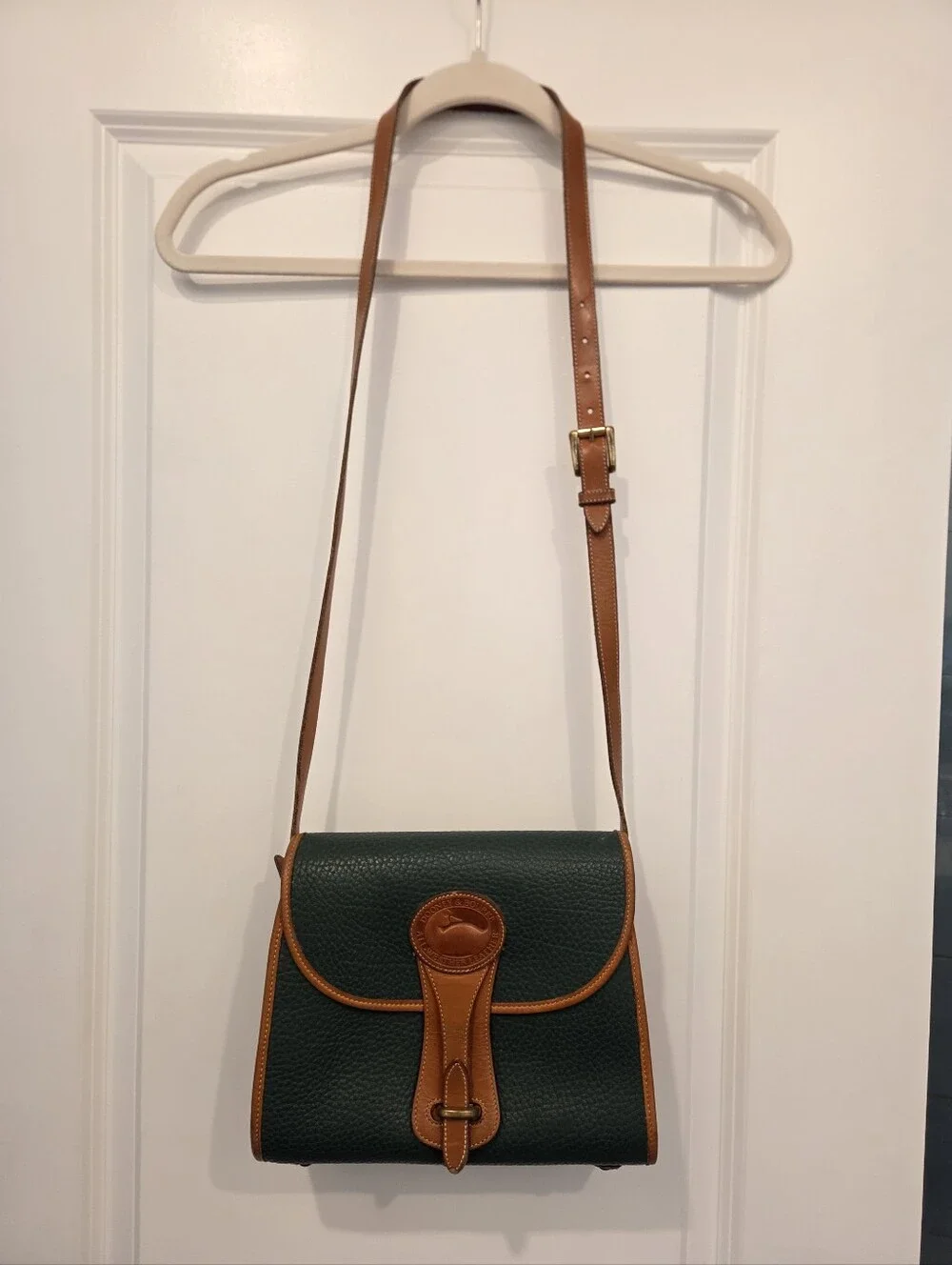 Beautiful vintage Y2K Dooney & Bourke Medium Essex Shoulder Bag (Style R25)